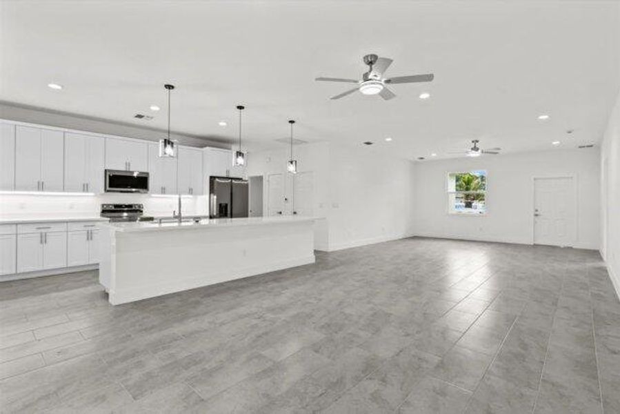 Spacious, unfurnished interior of a new home in , Vero Beach (Image 27).