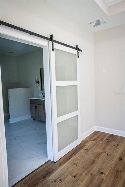 Spacious, unfurnished interior of a new home in , Weeki Wachee (Image 23).