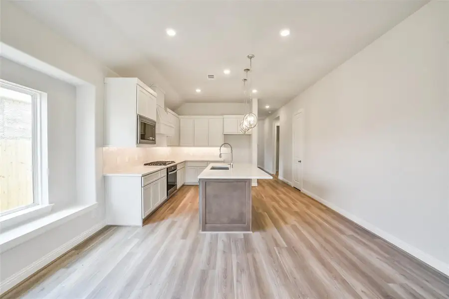 Furnished interior view inside a new home in Sienna 40', Missouri City (Image 20).