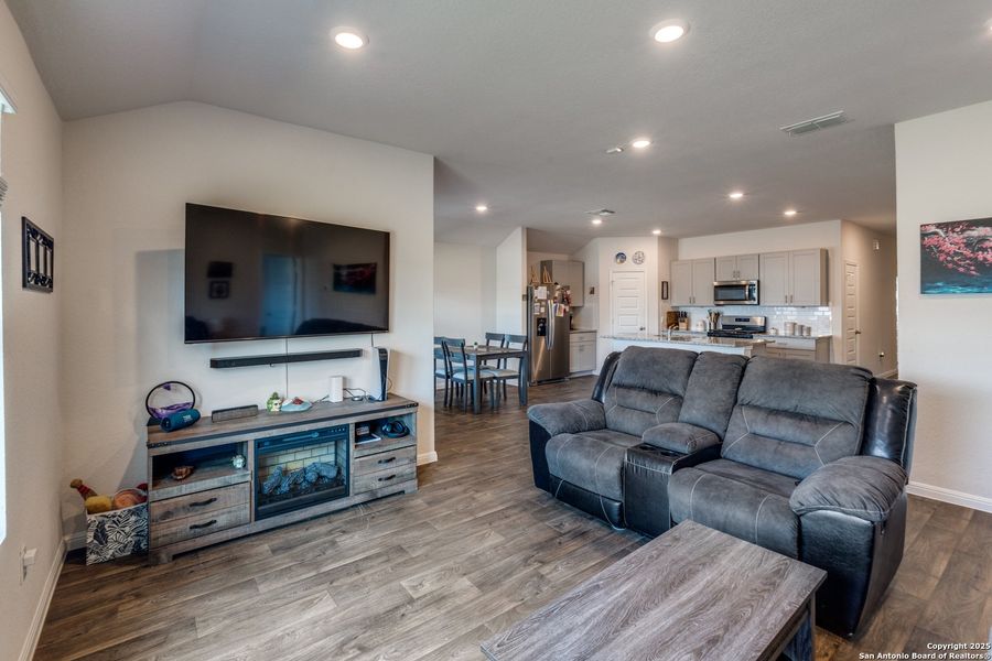 Furnished interior view inside a new home in Heather Glen, New Braunfels (Image 10).
