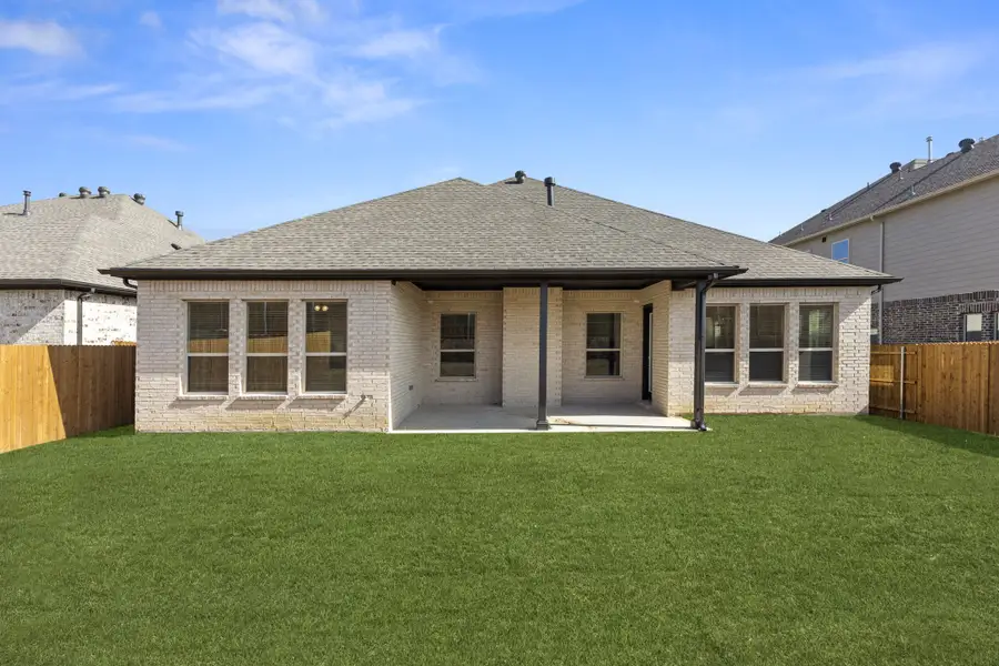 Representative exterior details of a home built from the Westwood by Sandlin Homes in Lakesong, Midlothian (Image 4).