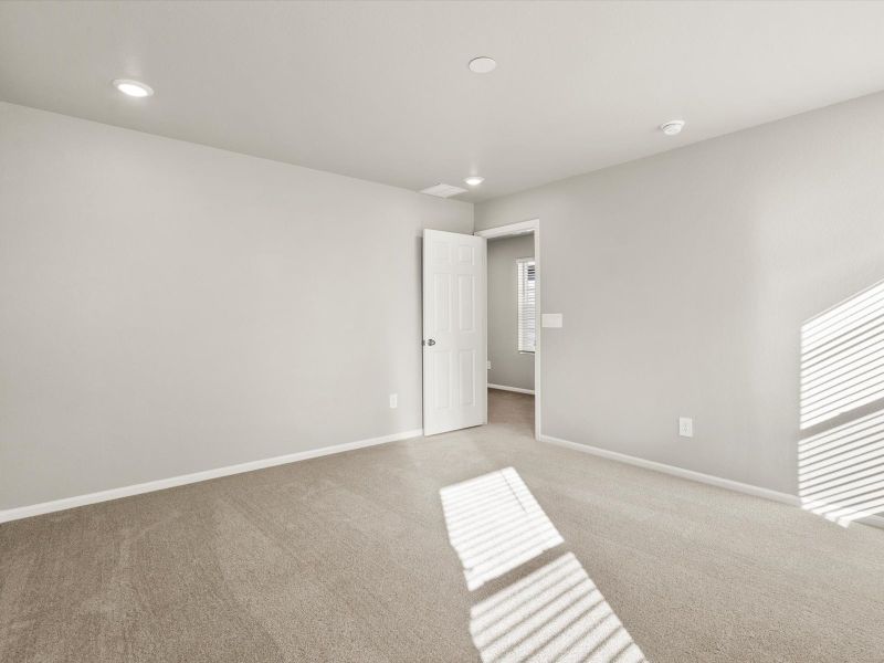Spacious, unfurnished interior of a new home in Lake Bluff, Greeley (Image 12).