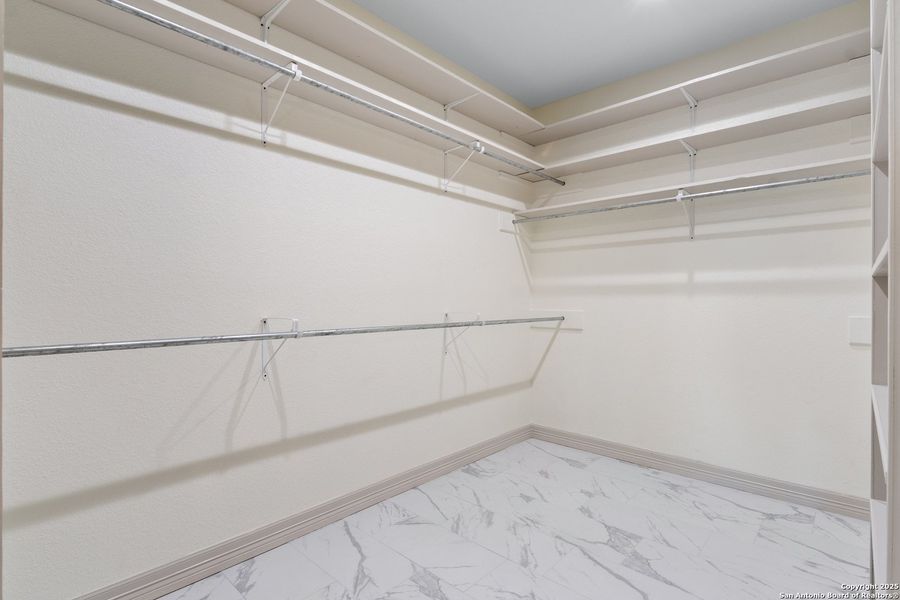 Spacious, unfurnished interior of a new home in , Uvalde (Image 16).