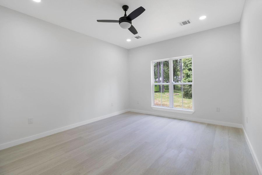 Spacious, unfurnished interior of a new home in , Onalaska (Image 21).