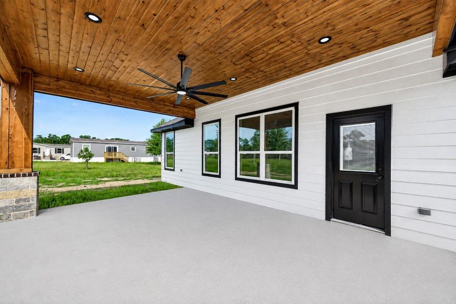 Ideal setting for morning coffee, weekend gatherings, or relaxing evenings outdoors.