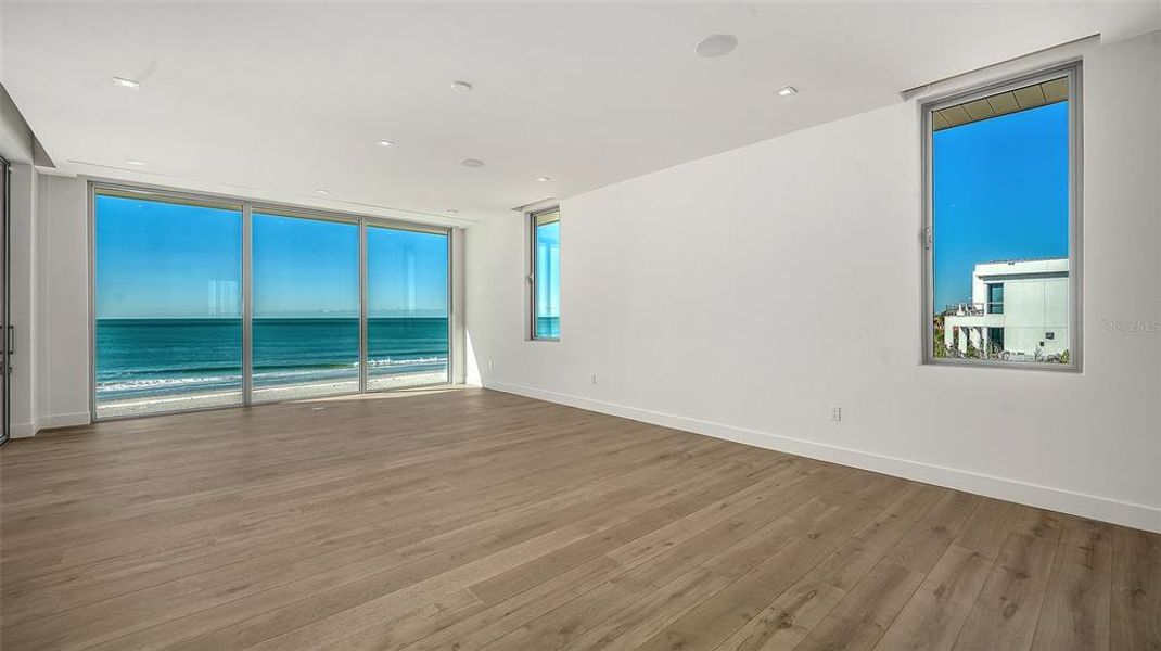 Spacious, unfurnished interior of a new home in , Longboat Key (Image 20).