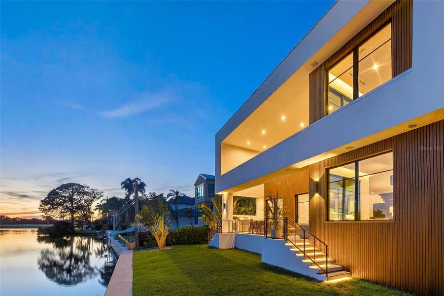 Exterior details and patio area of a home in , St. Petersburg (Image 30).