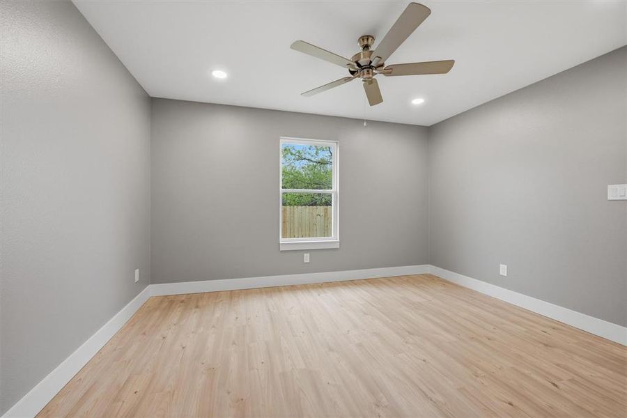 Spacious, unfurnished interior of a new home in , Sherman (Image 20).