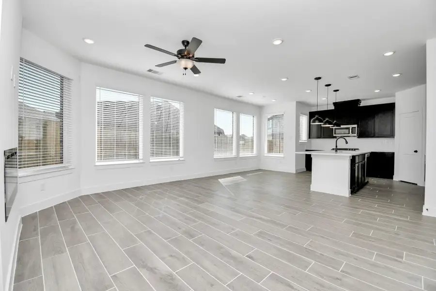 Spacious, unfurnished interior of a new home in Meridiana, Rosharon (Image 10).