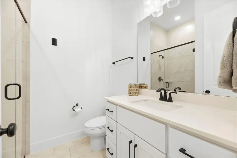 Furnished interior view inside a new home in Sienna, Missouri City (Image 37).