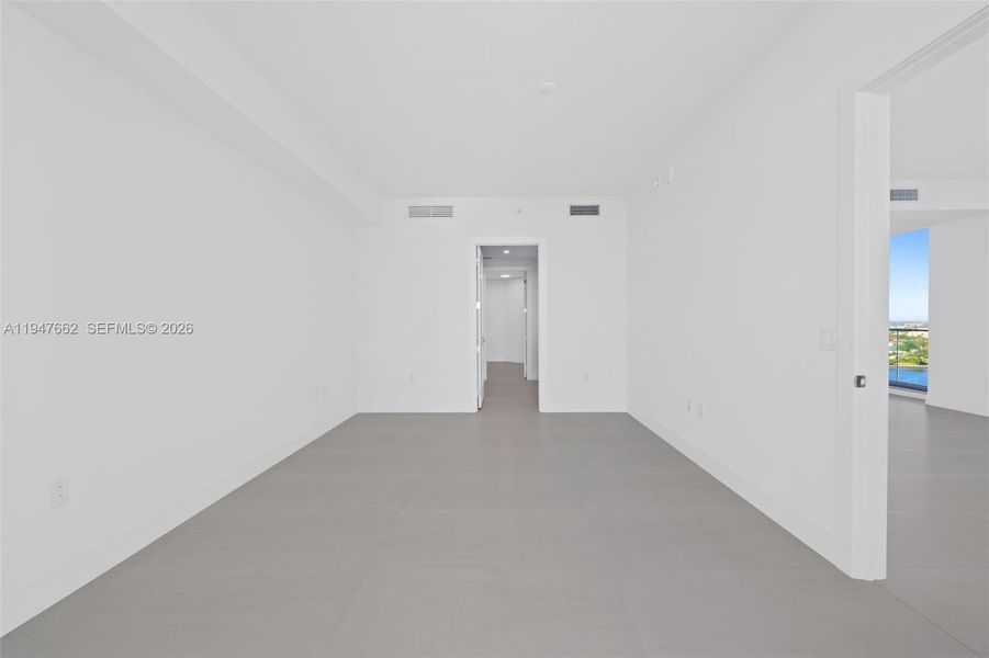 Spacious, unfurnished interior of a new home in , Fort Lauderdale (Image 14).