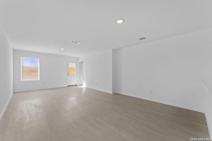 Spacious, unfurnished interior of a new home in Espada, San Antonio (Image 14).