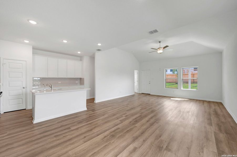 Spacious, unfurnished interior of a new home in Mesquite Ridge, San Antonio (Image 23).