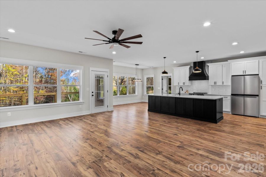 Open Flow, Lots of Windows bringing in Tons of Natural Light!! Open Flow, Lots of Windows bringing in Tons of Natural Light!!