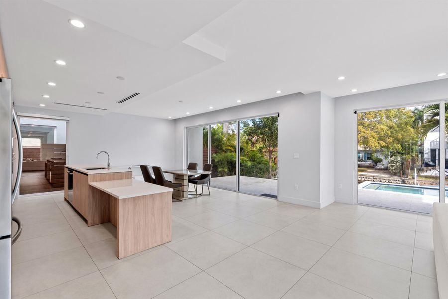 KITCHEN_WIDE_LOOKING_OUT_DT