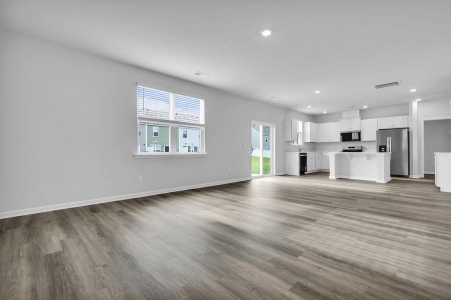 Spacious, unfurnished interior of a new home in Carolina Groves, Moncks Corner (Image 16).