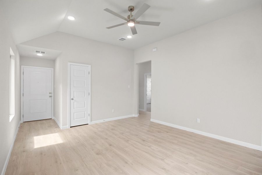 Spacious, unfurnished interior of a new home in Trinity Ranch, Elgin (Image 16).