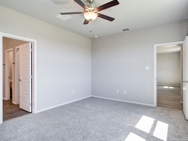 Spacious, unfurnished interior of a new home in Comanche Ridge, San Antonio (Image 23).
