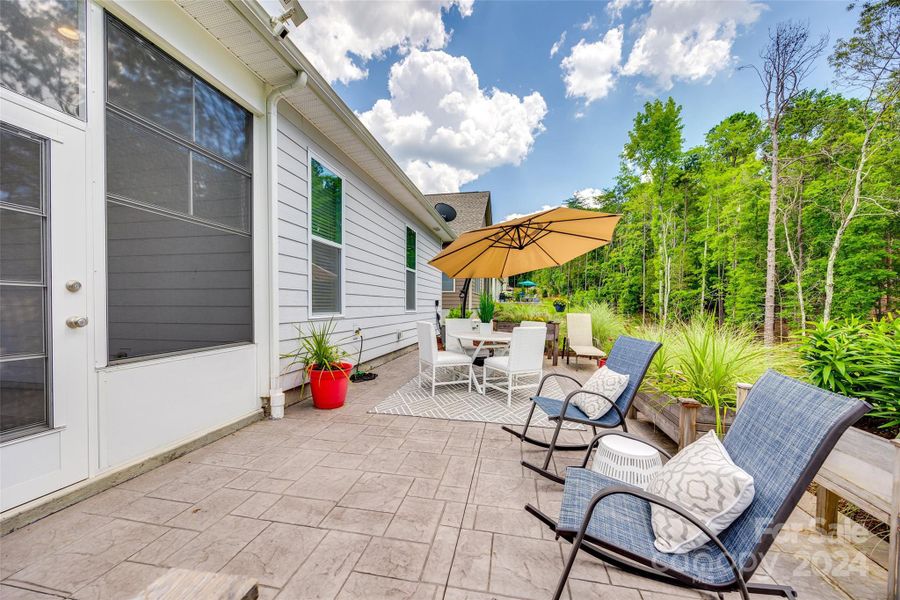 Don't you just love this back porch?  (I do!)