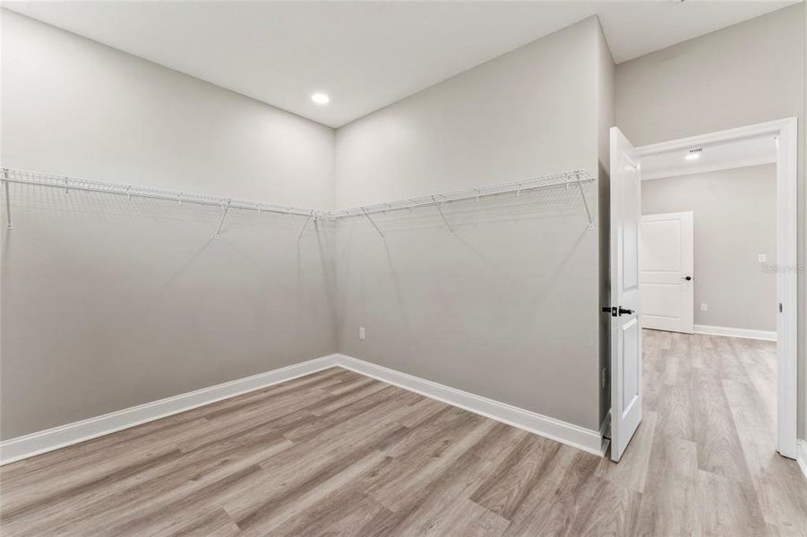 Spacious, unfurnished interior of a new home in , Tampa (Image 30).