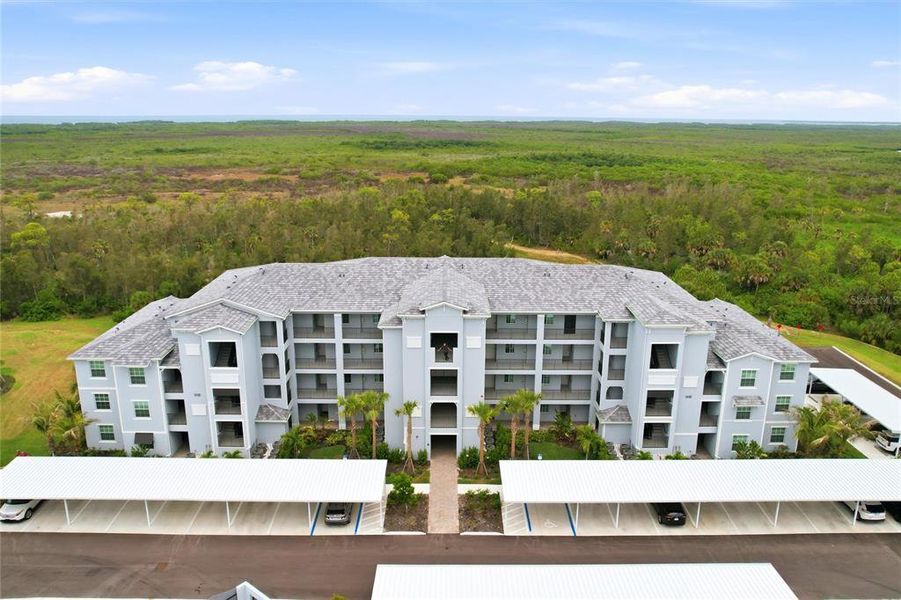 Condo located in Punta Gorda, FL showcasing its design and architecture (Image 4).