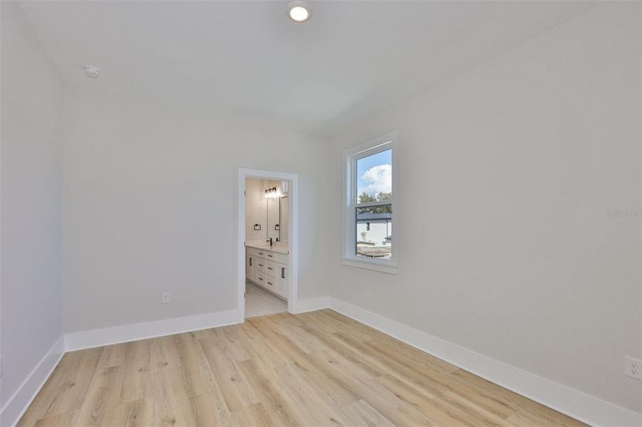 Spacious, unfurnished interior of a new home in , Tampa (Image 21).