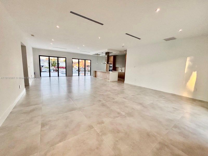 Spacious, unfurnished interior of a new home in , Deerfield Beach (Image 14).