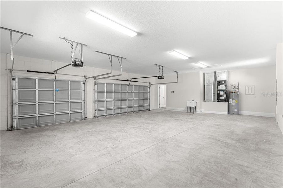 Spacious, unfurnished interior of a new home in , Dunnellon (Image 55).