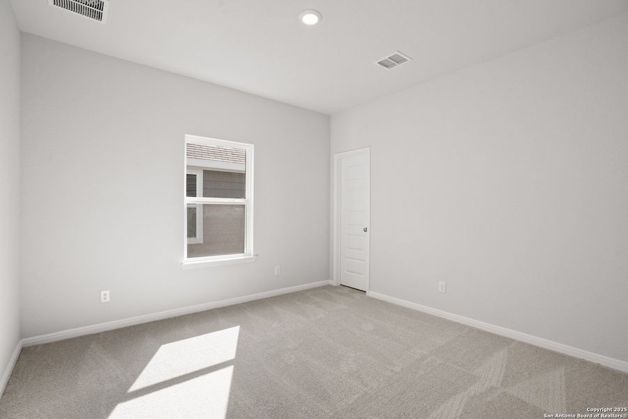 Spacious, unfurnished interior of a new home in Timber Creek, San Antonio (Image 29).