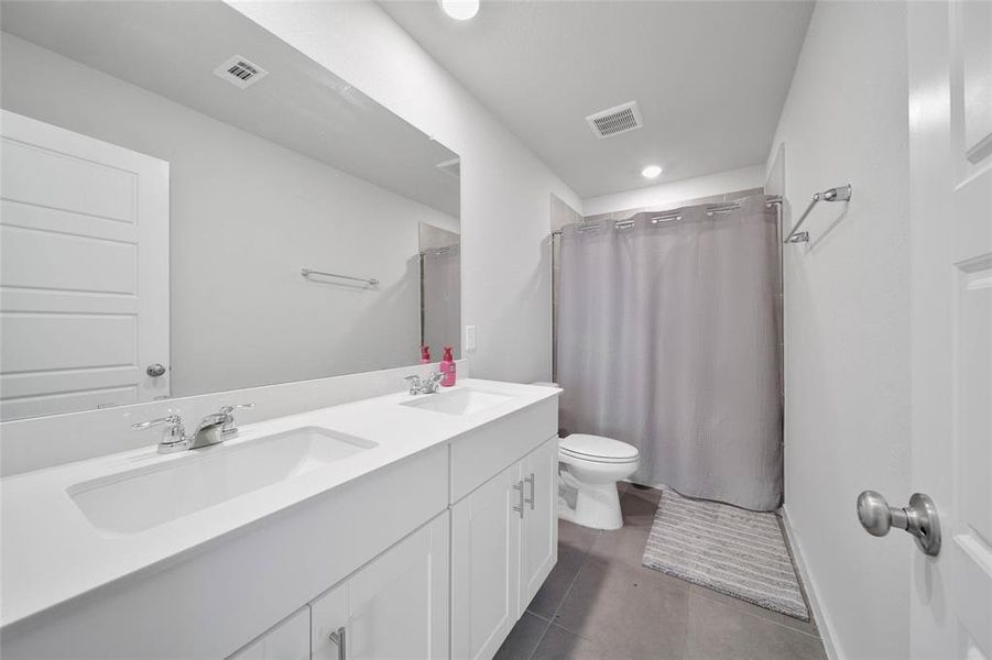 Large secondary bath with double vanity