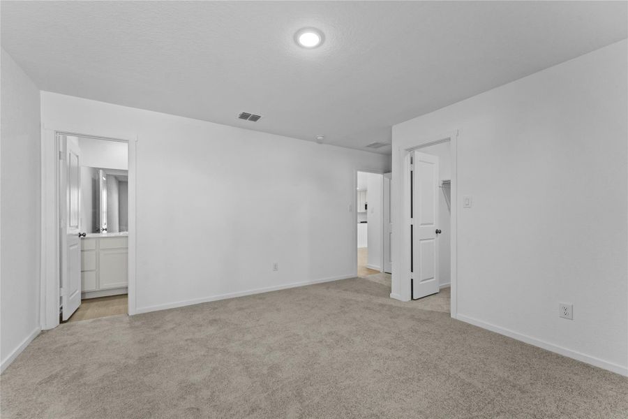 Spacious, unfurnished interior of a new home in Friendship Oaks, Fredericksburg (Image 13).