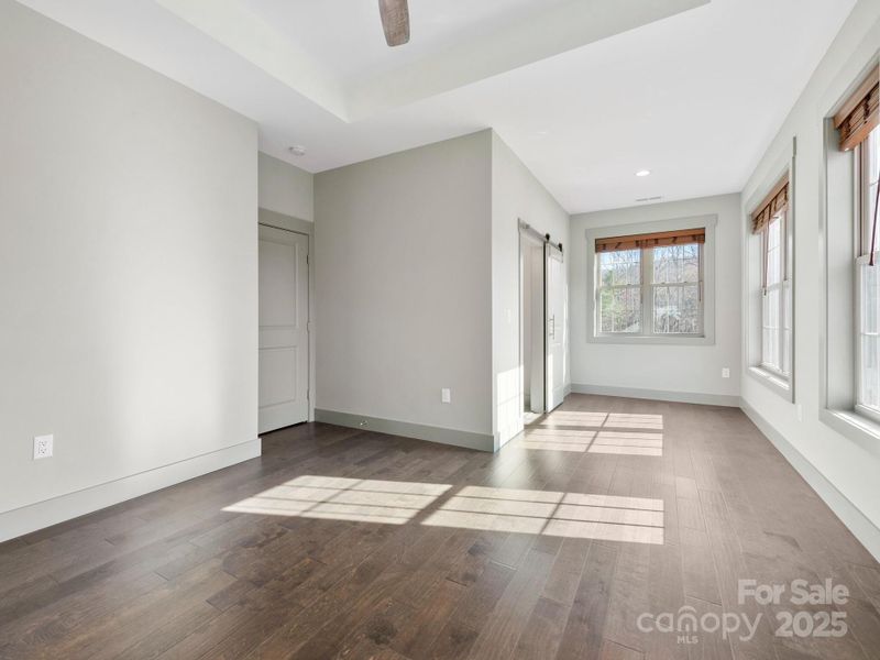 photo similar- Primary suite