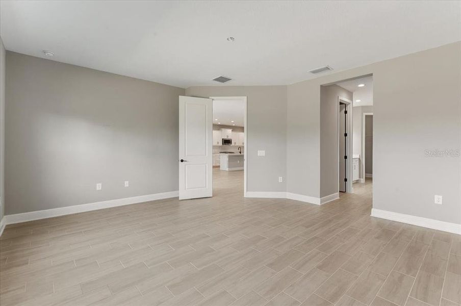 Spacious, unfurnished interior of a new home in , Sarasota (Image 20).