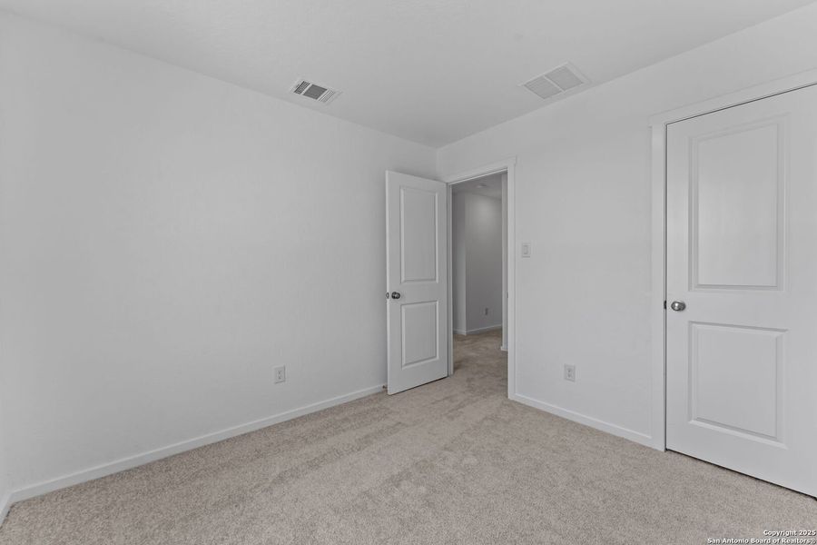 Spacious, unfurnished interior of a new home in Lodi Grove, Floresville (Image 14).
