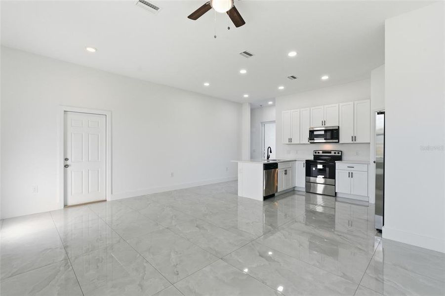 Spacious, unfurnished interior of a new home in , Port Charlotte (Image 20).