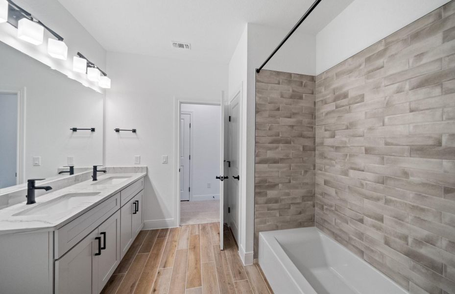 Image 15 of a home in Valencia. Image 15 of a home in Valencia.