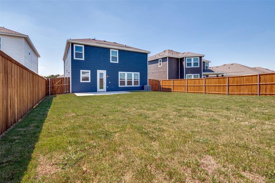Exterior details of a home in Cottonwood Creek, Seagoville (Image 4).