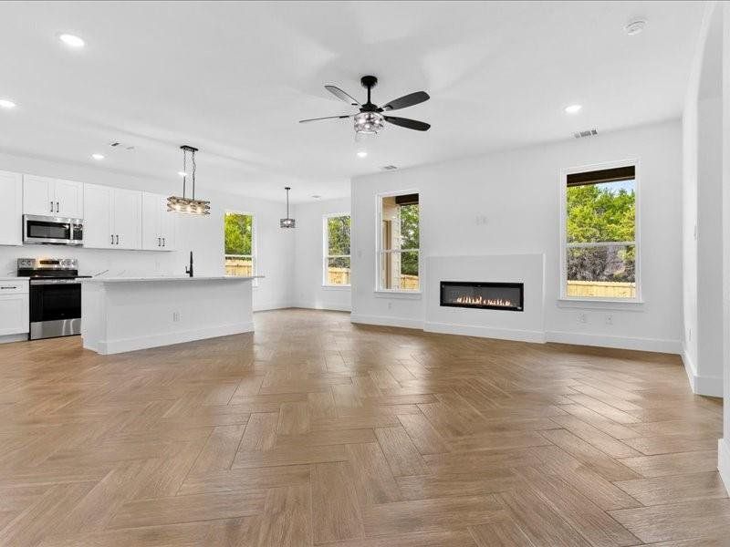 Spacious, unfurnished interior of a new home in , Granbury (Image 12).
