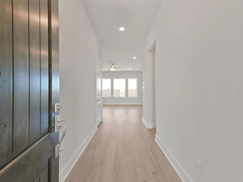 Spacious, unfurnished interior of a new home in Lago Mar, Texas City (Image 17).