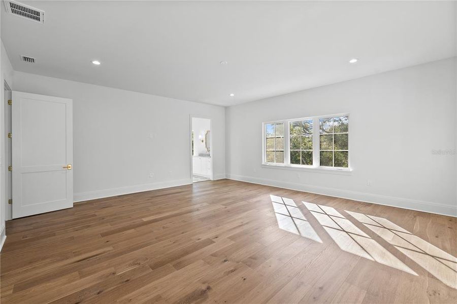 Spacious, unfurnished interior of a new home in , Tampa (Image 25).