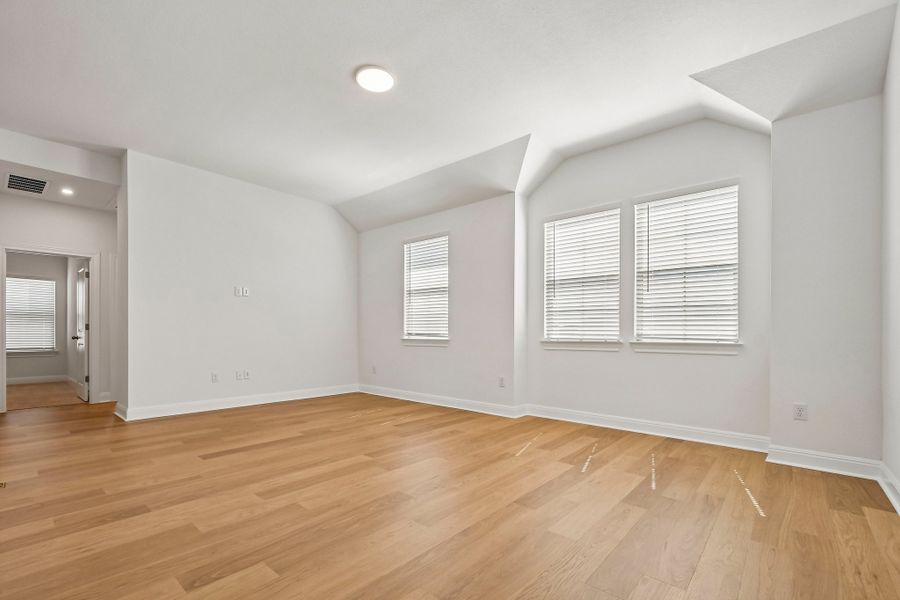 Spacious, unfurnished interior of a new home in Persimmon, Buda (Image 27).