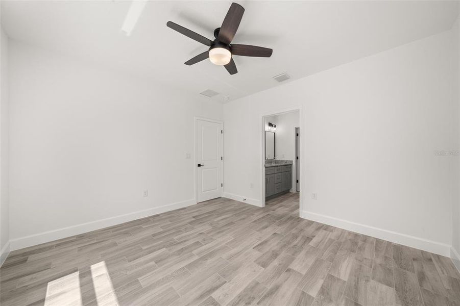 Spacious, unfurnished interior of a new home in , Sebring (Image 26).