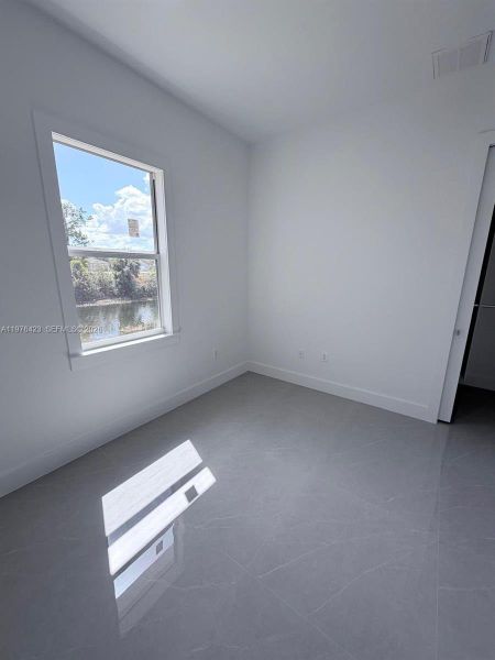 Spacious, unfurnished interior of a new home in , Cape Coral (Image 21).