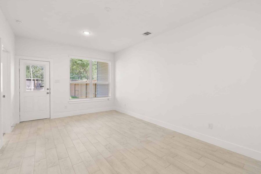 Spacious, unfurnished interior of a new home in Sienna, Missouri City (Image 18).