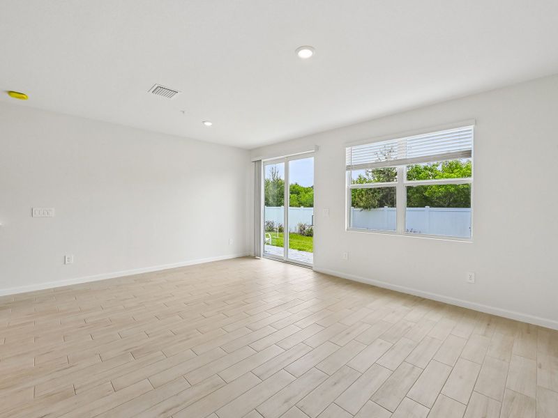 Spacious, unfurnished interior of a new home in Tidewater, Fort Pierce (Image 11).
