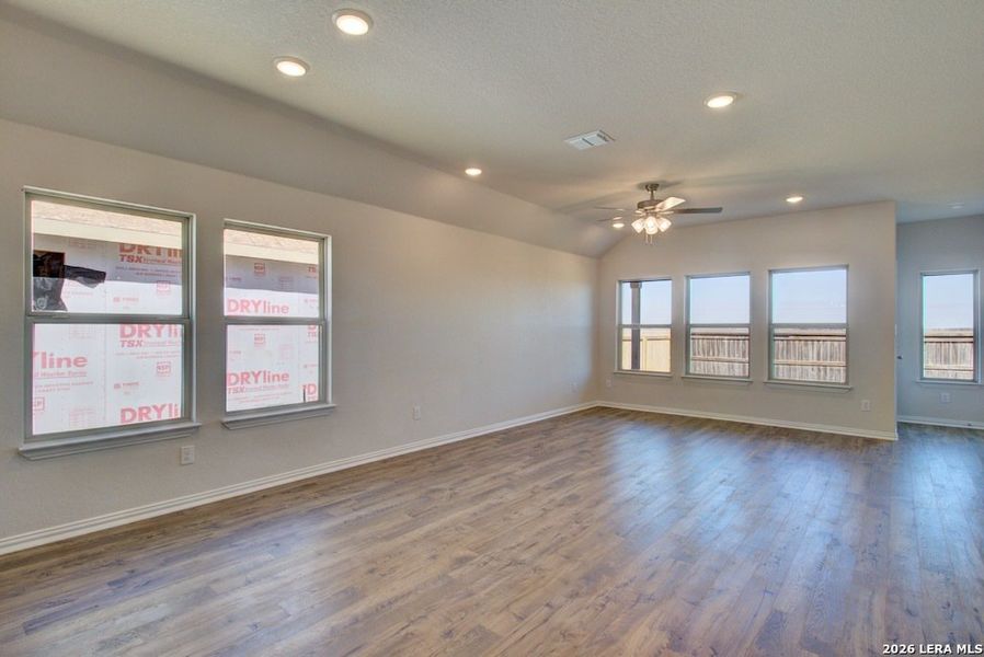 Spacious, unfurnished interior of a new home in Sunflower Ridge, New Braunfels (Image 11).