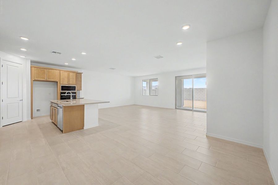 Spacious, unfurnished interior of a new home in White Tank Vistas, Waddell (Image 9).