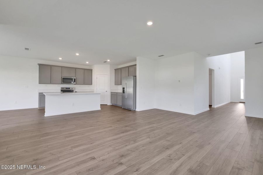 Spacious, unfurnished interior of a new home in Amberly, Green Cove Springs (Image 19).