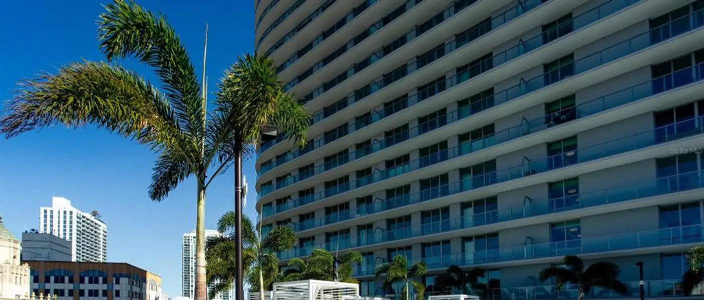 Condo located in St. Petersburg, FL showcasing its design and architecture (Image 3).