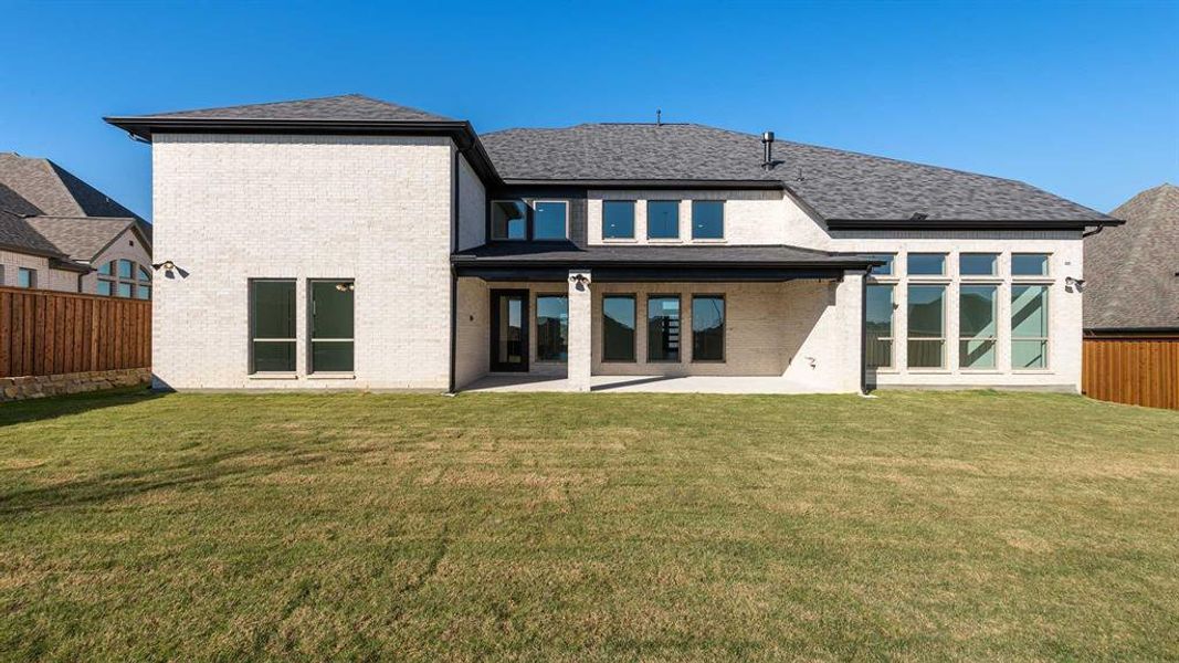 Exterior details and patio area of a home in Ventana 70', Fort Worth (Image 3).
